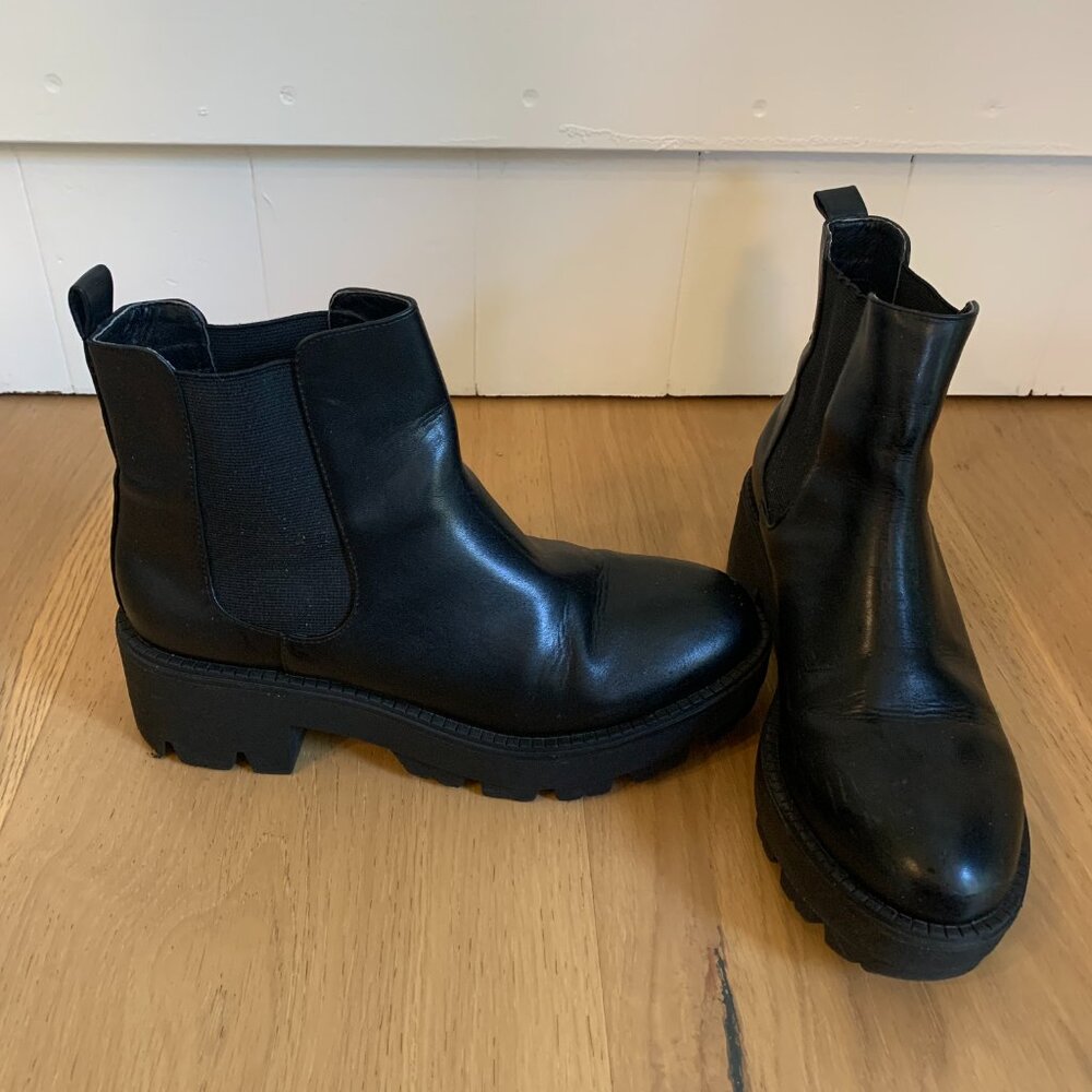 Urban Oufitters Chunky Chelsea Boot